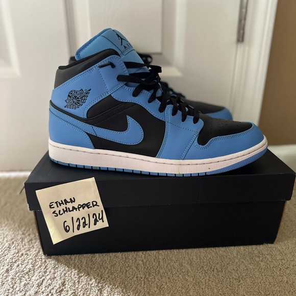 Sneakers - Picture 13 of 16